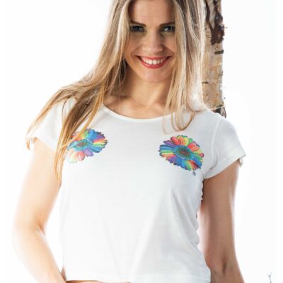 T-shirt with a roundness and flowers