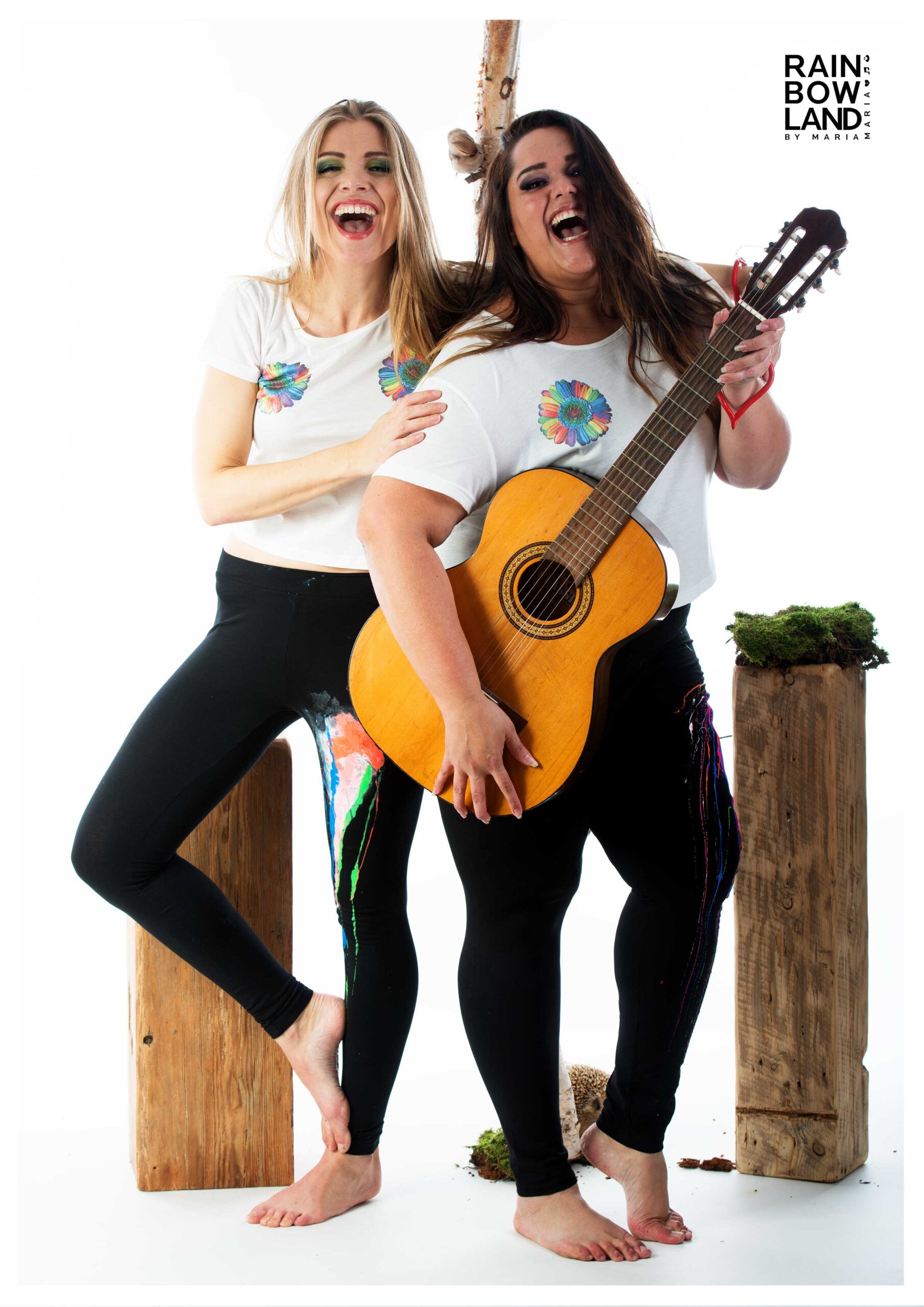 T-shirt with a roundness and flowers - Image 4