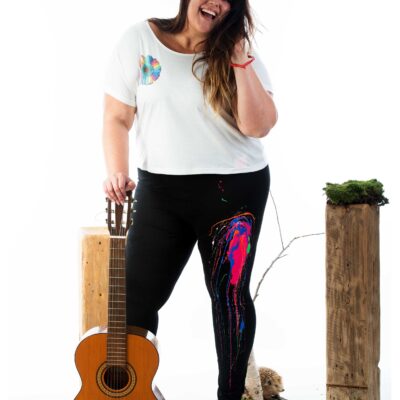 T-shirt med regnbue blomster in PLUSSIZE