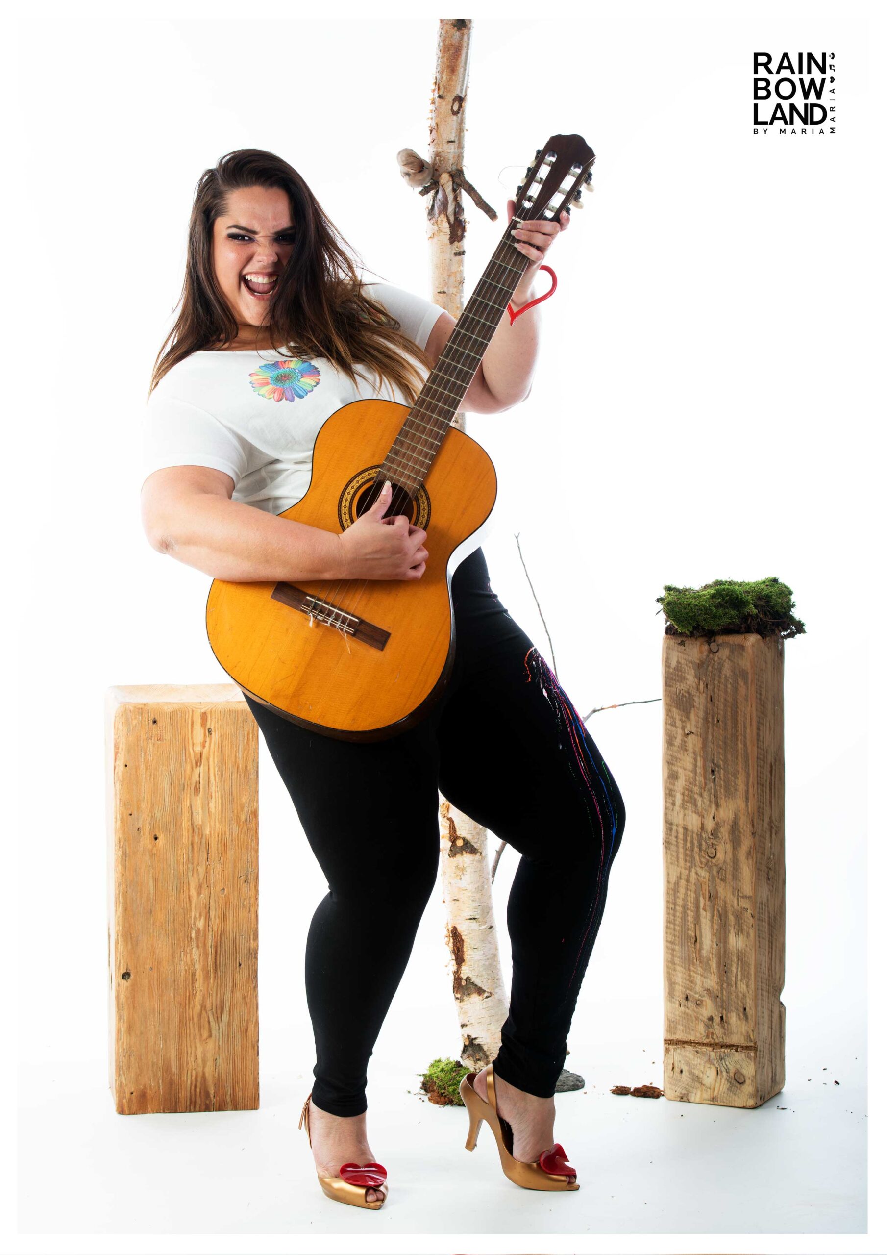T-shirt med regnbue blomster in PLUSSIZE - Image 5