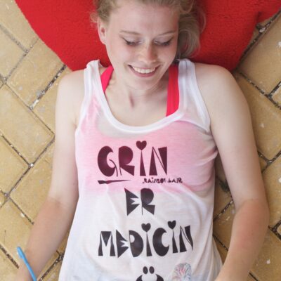 Grin er medicin T-shirt